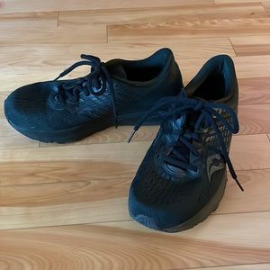 Womens saucony sneakers size 9